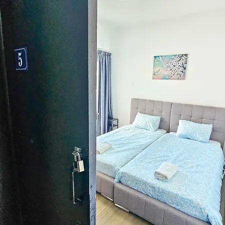 Проживание в семье Downtown Rooms, 200m From Marina *