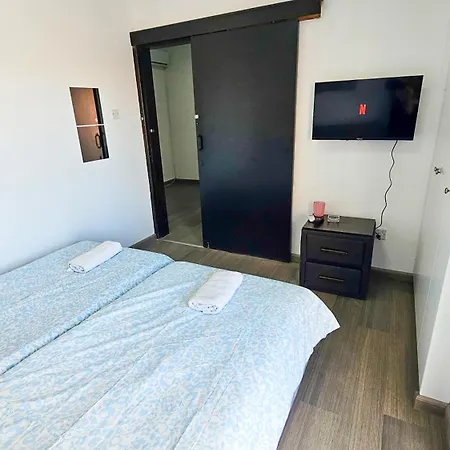 Проживание в семье Downtown Rooms, 200m From Marina