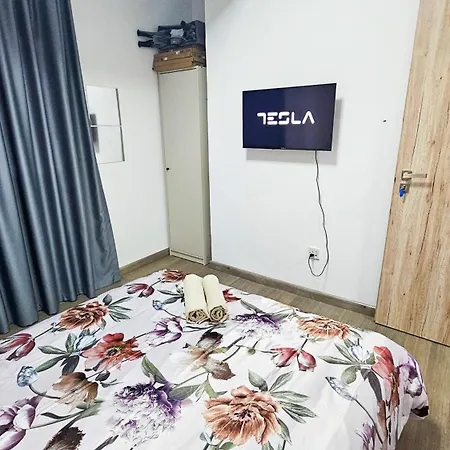 Проживание в семье Downtown Rooms, 200m From Marina