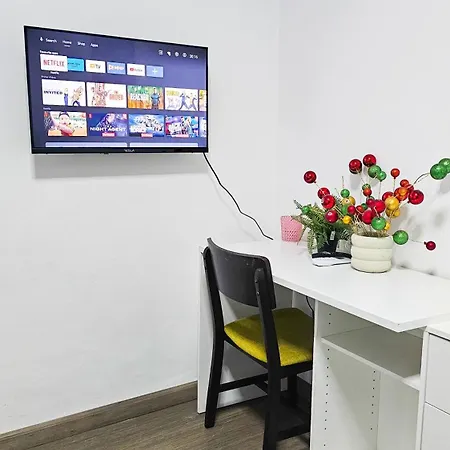 Downtown Rooms, 200m From Marina Проживание в семье *
