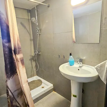Downtown Rooms, 200m From Marina Проживание в семье *