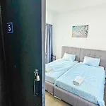 منزل للإقامة Downtown Rooms, 200m From Marina *