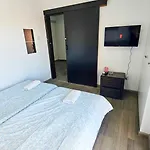 منزل للإقامة Downtown Rooms, 200m From Marina