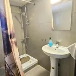 Downtown Rooms, 200m From Marina منزل للإقامة *