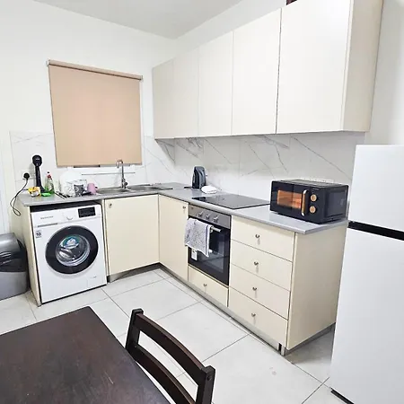 Downtown Rooms, 200m From Marina Homestay *